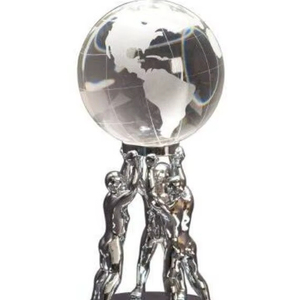 Prix ​​du leadership Crystal Globe remis par des personnages en argent. Disponible aux prix de gros. - Product Image 1