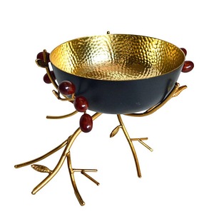 Bol en métal fait main avec support en forme de branche dorée et accents de baies rouges, pièce décorative glamour pour servir des fruits et des collations - Product Image 2