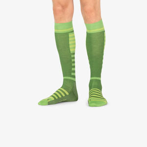 Chaussettes de sport respirantes pour jeunes à prix abordable avec logo et couleurs personnalisés en coton/fibre de bambou, hauteur genou, pour football et basketball - Product Image 6