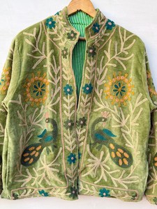 Veste courte bohème faite à la main en velours vert avec médaillons soleil et broderies paon, style Suzani, cadeau artisanal indien pour femme - Product Image 5