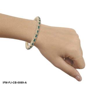 Brazalete Tejido a Mano Tissé Talvyn en Beige Cálido con Fibra de Rafia y Elegantes Detalles en Verde Azulado, con un Estilo Artesanal Moderno. - Product Image 2
