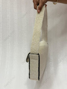 Pochette de soirée OEM en crème perlée à la main avec portrait de chiot et intérieur en satin pour marque privée, vente en gros et exportation - Product Image 6