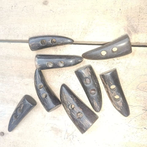 Broches de Cuerno de Búfalo Pulido Natural y Ecológico para Botones de Abrigos y Prendas de Vestir por Crescent Crafts - Product Image 6