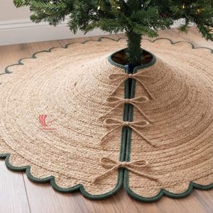 Falda Redonda de Yute para Árbol de Navidad con Borde Festoneado, Estilo Tradicional Hecho a Mano con Lazos - Product Image 4