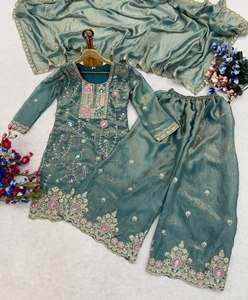 Ensemble de costume en soie élégant – Kurti brodé avec pantalon et dupatta à bordure en dentelle - Product Image 5