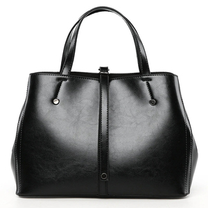 Sac fourre-tout de luxe en cuir véritable pour femme avec fermeture éclair, capacité personnalisable et utilisation en extérieur - Product Image 1
