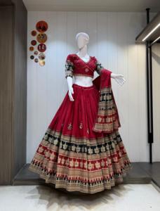 Lehenga Choli en pur coton cambrassé avec broderie Aari miroir, jupe à bordure Ajrakh et dupatta Jari – Idéal pour le festival Navratri - Product Image 3