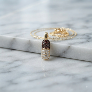 Collier tendance en or 10K micro-pavé de moissanite, pendentifs et breloques personnalisés en forme de petite capsule multicolores avec diamants fins - Product Image 3