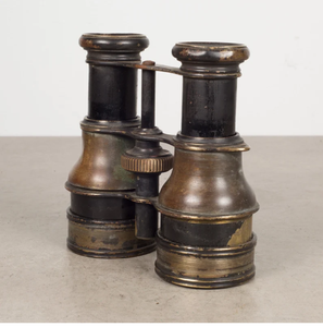 Binoculares de campo altos de latón vintage con tubos principales envueltos en cuero negro texturizado y una rueda de ajuste de enfoque central. - Product Image 1