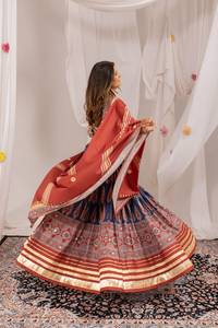 Traje Tradicional Indio de Crepé con Estampado Ajrakh, Bordado con Espejos y Trabajo Kodi, Lehenga Choli Dupatta Sin Arrugas para Bodas y Fiestas - Product Image 3