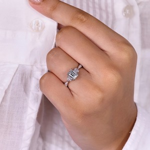 Bague de fiançailles demi-éternité en or jaune 18 carats certifié avec émeraude et diamant de laboratoire de 3,64 carats, allongée, cadeau d'anniversaire pour elle - Product Image 1