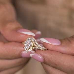 Bague de fiançailles vintage ovale avec halo de diamants : 1,5 carat au total, pavé étoilé, choix de pierre - Product Image 2