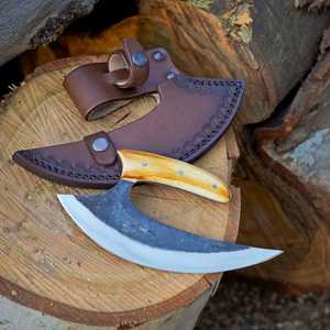 Cuchillo Ulu hecho a mano de acero con alto contenido de carbono, de 8 pulgadas, con mango de hueso y funda de cuero. - Product Image 1