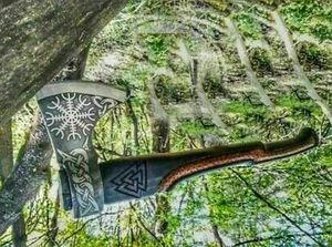 Hacha Vikinga Hecha a Mano de Acero al Carbono con Mango de Madera de Fresno Grabado y Funda de Cuero para Partir Leña y Caza/Camping - Product Image 2