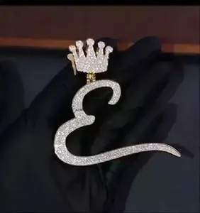 Colgante de Moissanita Personalizado con Inicial de Corona, Estilo Hip Hop Iced Out, con Letra, Aspecto de Diamante VVS, Chapado en Oro, Joyería Bling - Product Image 4