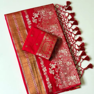 Sari de Seda Pura Chinya con Tejido Jacquard Doble Jari – Diseño Floral con Pallu Rico y Borlas - Product Image 1