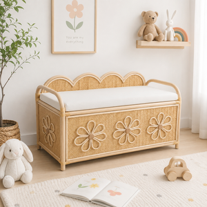 Adorable coffre de rangement en rotin avec motif floral sculpté pour chambre d'enfant, collection ludique, rangement pour enfants en rotin - Product Image 1