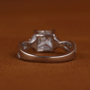 Bague classique de haute qualité en or blanc massif 14 carats, sertie de diamants de laboratoire taille princesse à quatre griffes de 1,5 carat, avec pavé et bande torsadée - Product Image 4