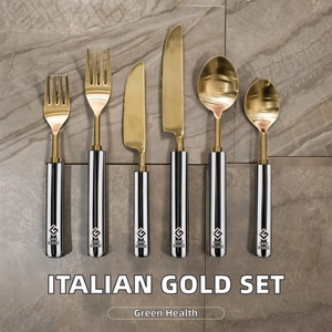 Ensemble de couverts de luxe modernes de style italien faits à la main, portables, en acier inoxydable, avec manches en laiton et résine blanche/noire - Product Image 1