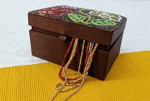 Boîte à bijoux rectangulaire moderne en cuir marron faite à la main avec des perles florales écologiques - Product Image 3