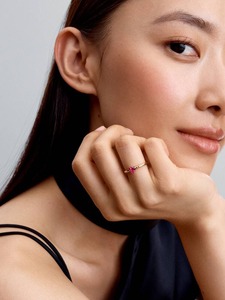 Elegante Anillo Minimalista de Lujo para Mujer en Oro de 18K con Rubí en Forma de Corazón, Engaste de Puntas y Piedras Laterales Certificadas IGI - Product Image 4