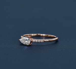 Anillo de compromiso de oro amarillo de 14K para mujer, con diamante de laboratorio en forma de pera de 0.52Ct, chapado en rodio, VVS2, certificado IGI, con tallo dividido, venta al por mayor - Product Image 2