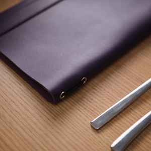 ที่ใส่เมนูหนังแท้พับได้ ดีไซน์หรูหรา คุณภาพระดับมืออาชีพ พร้อมระบบป้องกัน สำหรับร้านอาหาร คาเฟ่ โรงแรม รุ่น LMC-0187 - Product Image 3