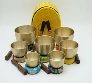 Juego de cuencos tibetanos de latón liso con mazas de madera, cojines y estuche, disponible a precios de mayorista. - Product Image 1