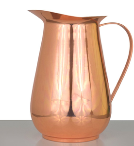 Cette carafe en cuivre poli, brillante et minimaliste, présente une silhouette moderne et épurée et une bec verseur. Disponible au prix de gros. - Product Image 1