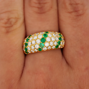 Bague de fiançailles et de mariage glamour pour femme, plaquée or 10 carats, avec diamants ronds naturels et émeraudes serties pavé, style éternité - Product Image 1
