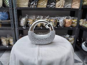 Sac à main de soirée en métal orné de strass de luxe pour femmes FAIZA CRAFT, avec chaîne détachable |   Sac à main de soirée |   Mariage et mariée - Product Image 6
