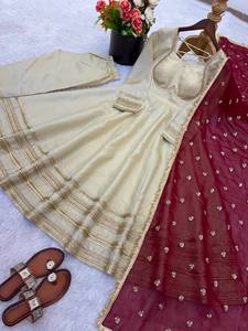 Robe exclusive en dentelle dorée Cosmos Kali avec bonnets intégrés, manches longues, doublure en micro-coton, bas de robe ample et volumineux, dupatta eth - Product Image 6