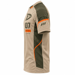 เสื้อทีม Orange Piping สีกากี ผ้าริปสตอป แต่งลายตารางที่ไหล่ เสื้อยุทธวิธีสำหรับผู้ชาย ผ้าริปสตอปที่คอเสื้อ ชุดยูนิฟอร์มสำหรับเล่นเกม - Product Image 4