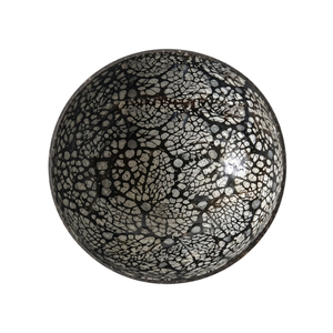 Bol en coquille de noix de coco avec texture sculptée artisanale, matériau éco-responsable, surface lisse et polie pour cuisines - Product Image 1