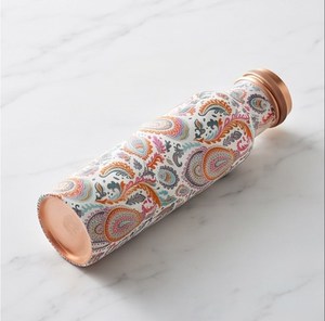 Botella de Agua Reutilizable de Metal con Diseño Paisley Bohemio y Tapa de Rosca de Cobre para la Mesa de Cocina y Almacenamiento de Agua - Product Image 1
