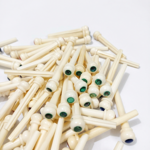 Bâtons à cheveux en os faits à la main avec des détails sculptés et une touche naturelle, parfaits pour les coiffures élégantes, accessoires capillaires et cadeaux. - Product Image 1