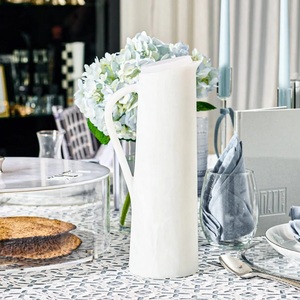 Pichet à eau minimaliste en résine blanche écologique, compatible micro-ondes, avec poignée, pour servir les boissons lors de fêtes - Product Image 2
