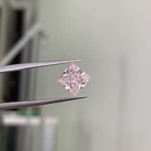 เพชรเจียระไนทรงปริ๊นเซสขนาด 1-10 กะรัต ขายส่ง ได้รับการรับรองจาก IGI ความสะอาดระดับ VVS เพชรเม็ดเดี่ยวสำหรับทำเครื่องประดับ เพชรแฟนซีสีชมพู CVD เพชรที่เพาะเลี้ยงในห้องปฏิบัติการ - Product Image 1