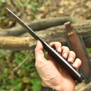 Couteau de Bushcraft en Acier Damas Forgé à la Main, Manche en Micarta, Couteau Bowie à Lame Pleine avec Étui en Cuir, Support OEM/ODM Personnalisé - Product Image 4