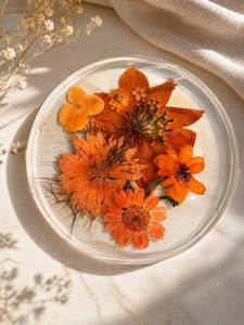 Sous-verre rond moderne en résine et verre avec fleurs d'orange pressées, style bohème, fait main, 300 mm de diamètre - Product Image 1