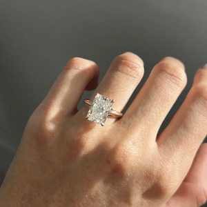 Anillo de Diamante de Laboratorio con Corte Radiante de 5.50CT Personalizado, Oro Amarillo, Proveedor de Joyería Nupcial - Product Image 4