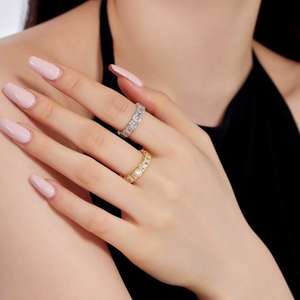 Anillo de Alta Calidad Chapado en Oro con Corte Baguette Blanco Plateado - Product Image 1