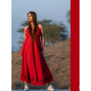 Robe maxi décontractée en tissu tissé à la main, taille unique, de la marque Quince Life, en rouge - Product Image 4