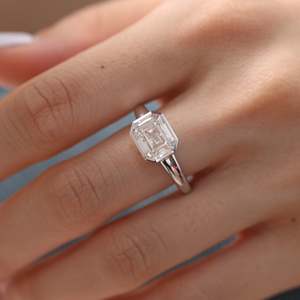 Anillo de compromiso de diamante cultivado en laboratorio con corte esmeralda de 3 quilates, engaste de platino tipo cesta solitario, estilo oriente-oeste, anillo de boda al por mayor - Product Image 1