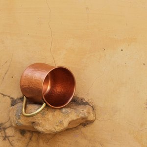 Mug en cuivre rustique idéal pour les boissons froides, les smoothies, les cocktails et les rassemblements en plein air, pour le café froid et les fêtes - Product Image 6