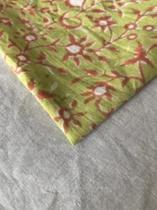 Tela de Algodón Estampada a Mano con Diseño de Enredaderas Florales |   Textiles Étnicos Indios - Product Image 3