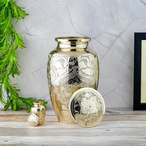Urne funéraire en laiton pour cendres humaines, conteneur commémoratif ovale durable avec design artisanal bohème et fermeture sécurisée - Product Image 4