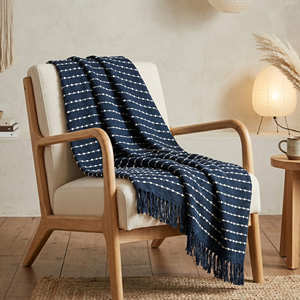 Manta de Sofá de Algodón Tejido Azul Marino con Detalle de Rayas Refinadas y Flecos para Interiores de Hogar Contemporáneos Costeros - Product Image 1