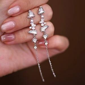 Nouvelles boucles d'oreilles pendantes longues et tendance de New Star, chaîne d'oreille en perles d'eau douce avec style irrégulier - Product Image 2