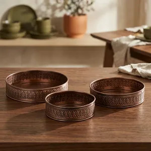 Plateaux de rangement ronds en fer au design artisanal, motif gaufré, luxe moderne, empilables, finition laquée, réutilisables pour l'organisation de table - Product Image 1